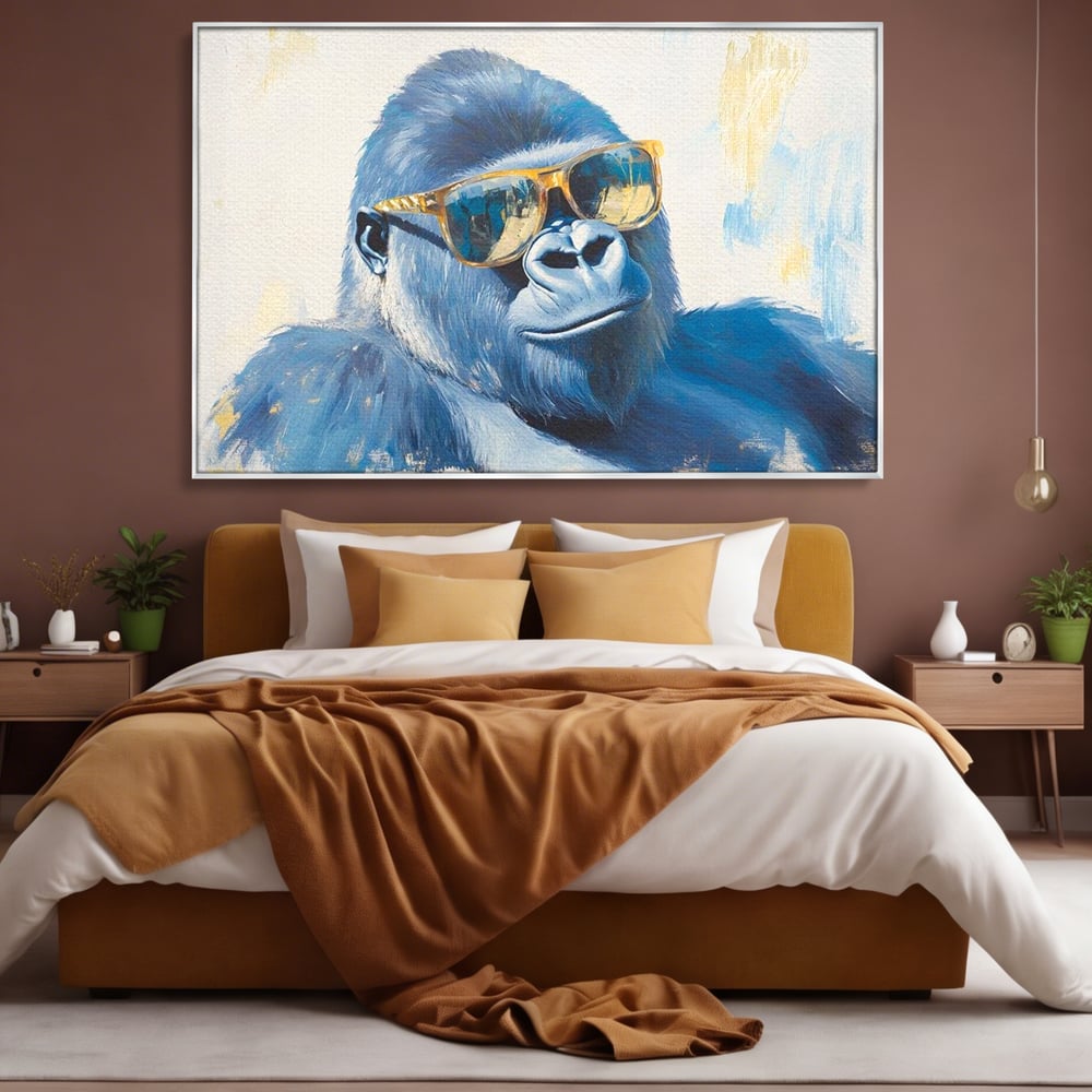 Tablou canvas cu pictura cu gorila purtand ochelari, in rama de aluminiu argintiu, pe perete intr-un dormitor
